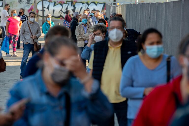 Una cola de personas esperando para someterse a test de antígenos en Vallecas (Madrid) este miércoles.