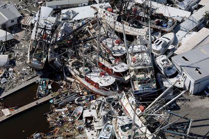 Barcos destrozados en Fort Myers Beach tras el paso del huracán. El Centro Nacional de Huracanes ha advertido del peligro en las zonas del este de Carolina del Sur, Carolina del Norte, Georgia y Florida por el paso de 'Ian'.