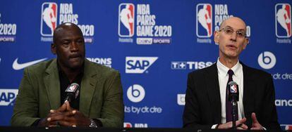 El propietario de los Charlotte Hornets, la estrella mundial Michael Jordan, y el comisionado de la NBA Adam Silver, el viernes en París.