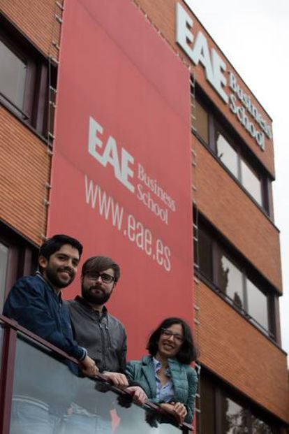 El gallego Alfonso Meilán, en el centro, entre José Quevedo y su pareja Adriana Aliaga, ambos de Bolivia. Los tres fueron estudiantes de EAE.