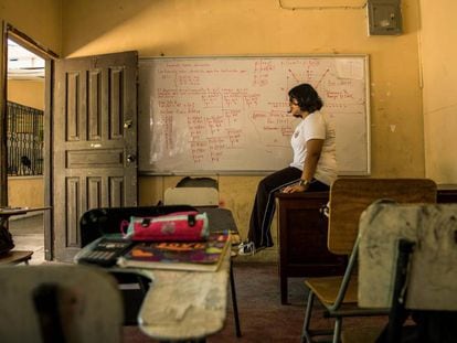 Geraldine Suzette Matute, de 16 años, en una de las aulas de su colegio, en Honduras.. La niña ha sido víctima del 'bullying' en varias escuelas, lo que le ha acarreado una depresión.