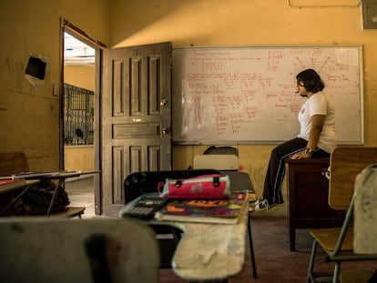 Geraldine Suzette Matute, de 16 años, en una de las aulas de su colegio, en Honduras.. La niña ha sido víctima del 'bullying' en varias escuelas, lo que le ha acarreado una depresión.