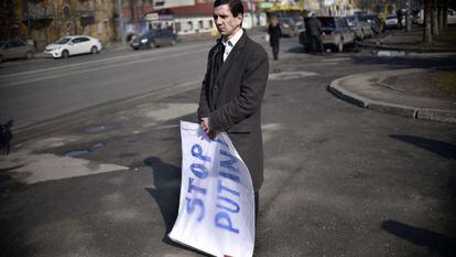Un hombre protesta contra Putin ante la Embajada rusa en Kiev, el viernes.