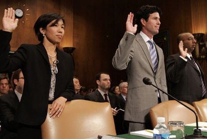 La vicepresidenta de Google, Nicole Wong, con representantes de Yahoo, Human Rights Watch y Cisco en el Senado de EE UU.