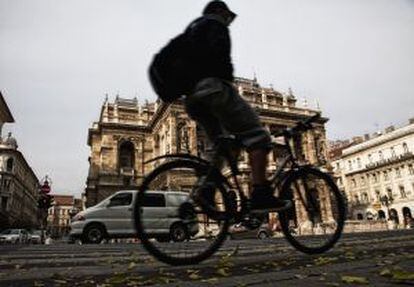 Un ciclista en el centro de Budapest (Hungría).