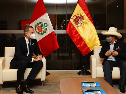 El rey de España, Felipe VI, y el presidente electo de Perú, Pedro Castillo, se reúnen este martes en Lima.