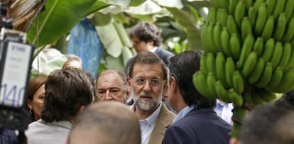 Mariano Rajoy en su visita a una cooperativa platanera en Tenerife.