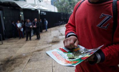 Un hombre lía un cigarro de marihuana afuera del Senado de México.