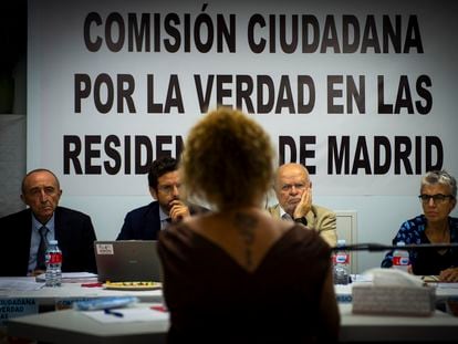 María Ángeles Maquedano comparece ante el tribunal de la comisión ciudadana por la Verdad en las Residencias en el barrio de Puerta del Ángel en Madrid.