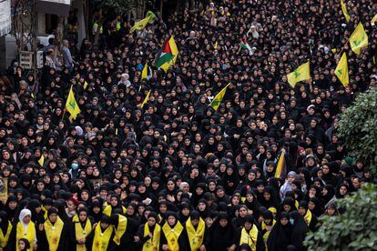Marcha de mujeres durante el funeral de tres miembros de Hezbolá, el viernes en Nabatieh (Líbano).