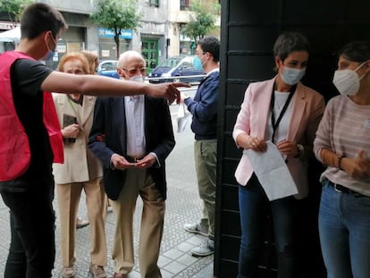 Unos votantes se dirigen a las urnas en un colegio electoral de Bilbao (Bizkaia) este domingo.