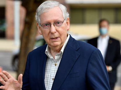 El senador Mitch McConnell, tras depositar su voto este jueves en Louisville, Kentucky.