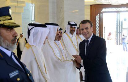 El presidente franc&eacute;s, Emmanuel Macron (d) saluda a oficiales catar&iacute;es durante una reuni&oacute;n este jueves en Doha.