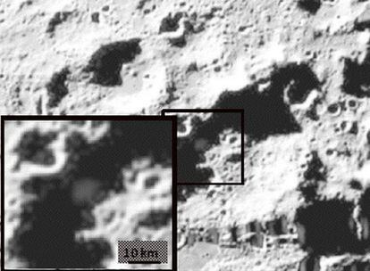 Imagen de la pluma de vapor y el material eyectado 20 segundos después del impacto de la etapa del cohete Centaur en el cráter Cabeus lunar.