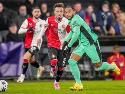 Memphis Depay  conduce el balón durante el Feyenoord-Atlético (1-3) del pasado martes disputado en Rótterdam.