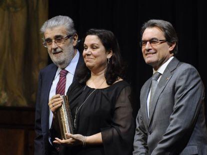 Care Santos, entre Jos&eacute; Manuel Lara y el presidente Artur Mas, ayer.