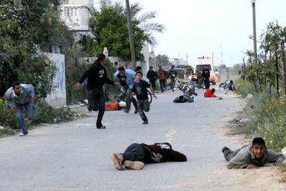 Jóvenes palestinos huyen durante los choques con el Ejército israelí, ayer en Jan Yunis (Gaza).