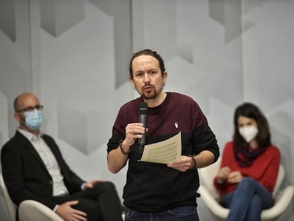 El secretario general de Podemos, Pablo Iglesias, junto a la coportavoz de la formación, Isa Serra, y el secretario de Estado de Derechos Sociales, Nacho Álvarez, durante un acto organizado por el partido sobre las políticas de vivienda este domingo.