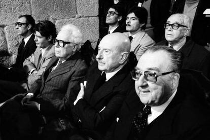 Filgueira, en primer término, en 1982. Sentados junto a él, de derecha a izquierda, Carvalho Calero, Fernández del Riego y Beiras.