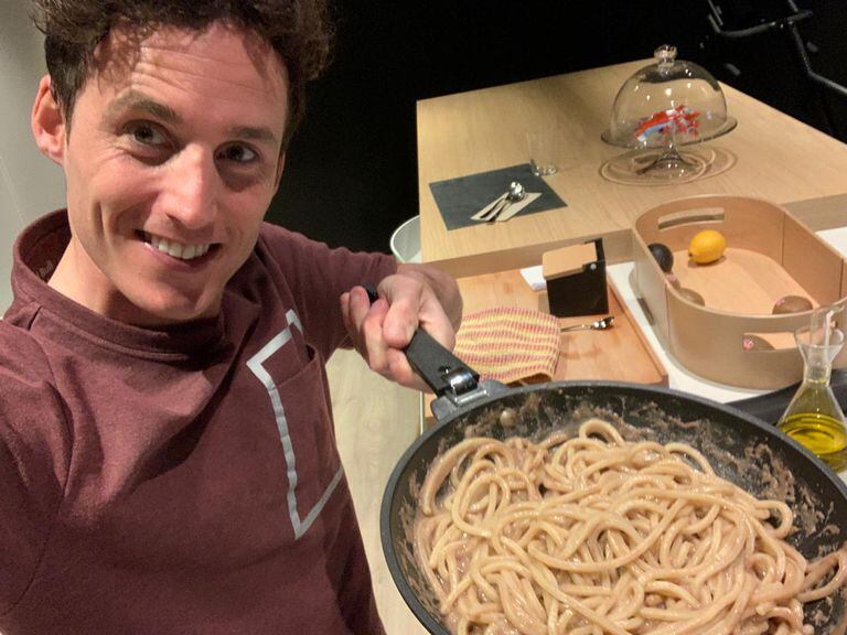 Pol Espargaró se cocina unos espaguetis con humus y olivada negra.