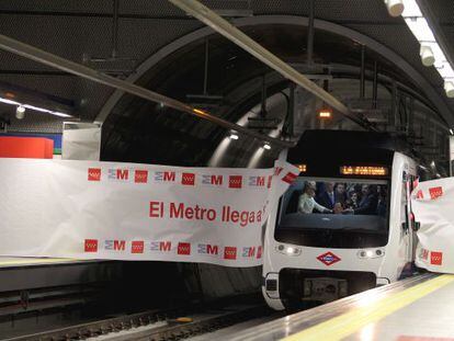 La presidenta de la Comunidad de Madrid Esperanza Aguirre en la cabina del convoy de metro que inauguró la nueva estación de La Fortuna en la localidad madrileña de Leganés prolongación de la línea 11 de Metro de Madrid 
 