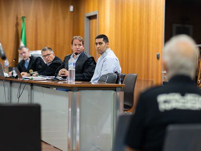 El vendedor ambulante (con camisa clara) acusado de matar a otro a tiros en abril de 2021 en la localidad malagueña de Torremolinos durante el juicio, el pasado lunes en Málaga.