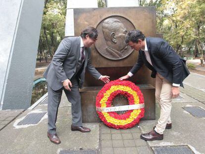 Pedro S&aacute;nchez y un nieto de C&aacute;rdenas homenajean al general