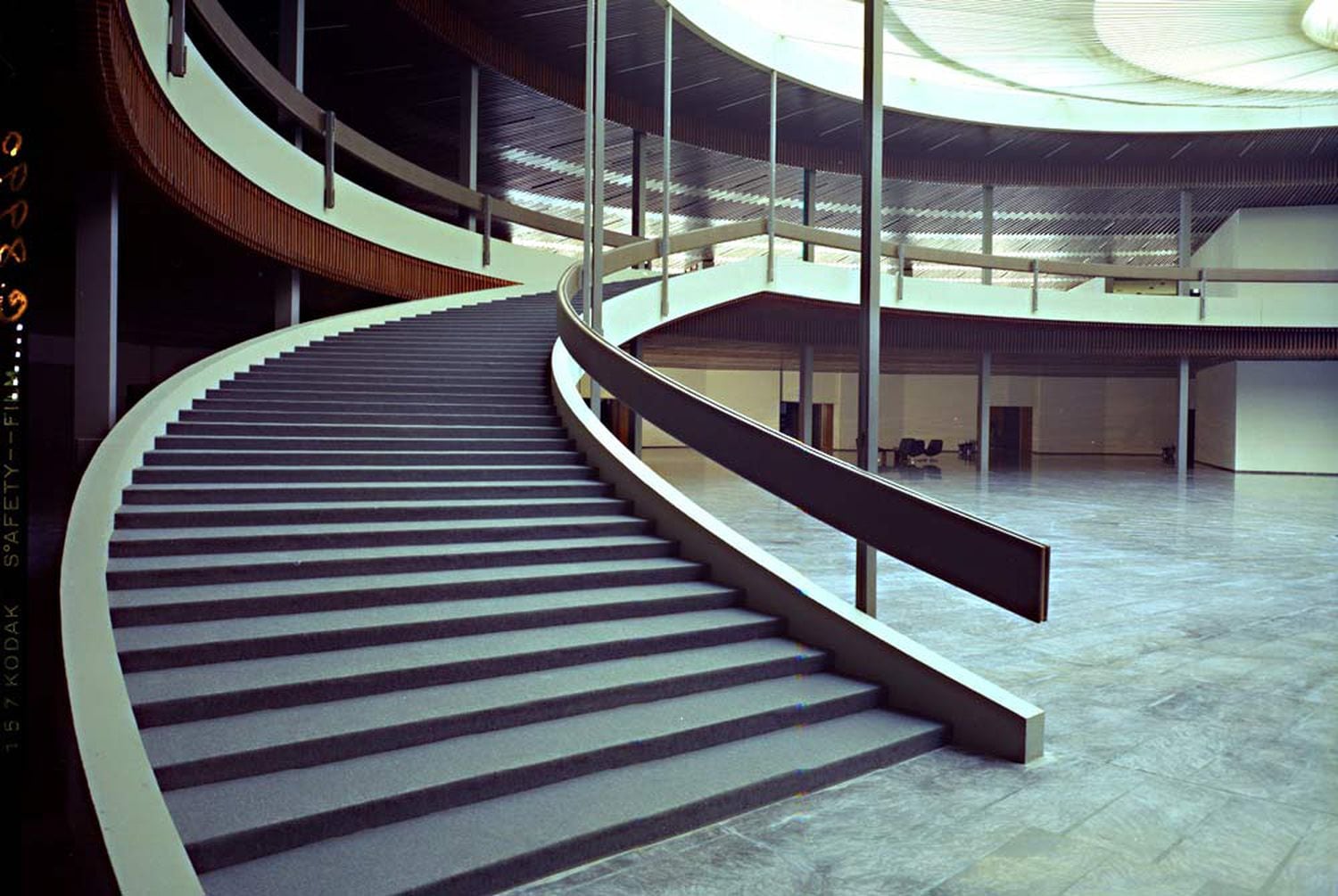 Interior del Palacio de Congresos y Exposiciones de la Costa del Sol en Torremolinos (1967–1970), de Rafael de la Hoz y Gerardo Olivares. |