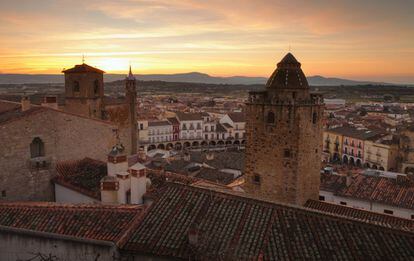 A 45 kilómetros de Cáceres, su historia, su situación, su entorno natural y su gastronomía han hecho de Trujillo un importante centro turístico de Extremadura. El pueblo ha sido catalogado como bien de interés cultural. Más información: <a href="http://www.trujillo.es/oficina-de-turismo/" target="_blank">trujillo.es</a>