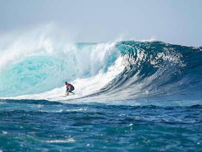 Un surfista aprovecha de las grandes olas en la competición 'Quemao Class' en Quemao, Lanzarote.