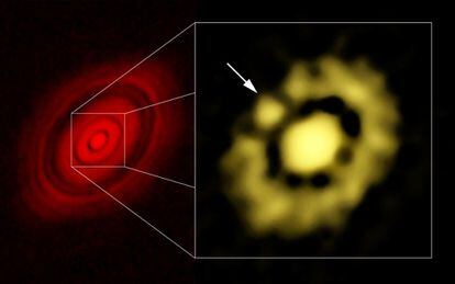 A la izquierda, imagen de la estrella LH Tau y su disco, obtenida con el radiotelescopio ALMA, en la que se aprecian surcos conc&eacute;ntricos; a la derecha, las observaciones del telescopio VLA de zona central del disco muestran una acumulaci&oacute;n de polvo (marcada con una flecha) que ser&iacute;a un embri&oacute;n de planeta.
 
 