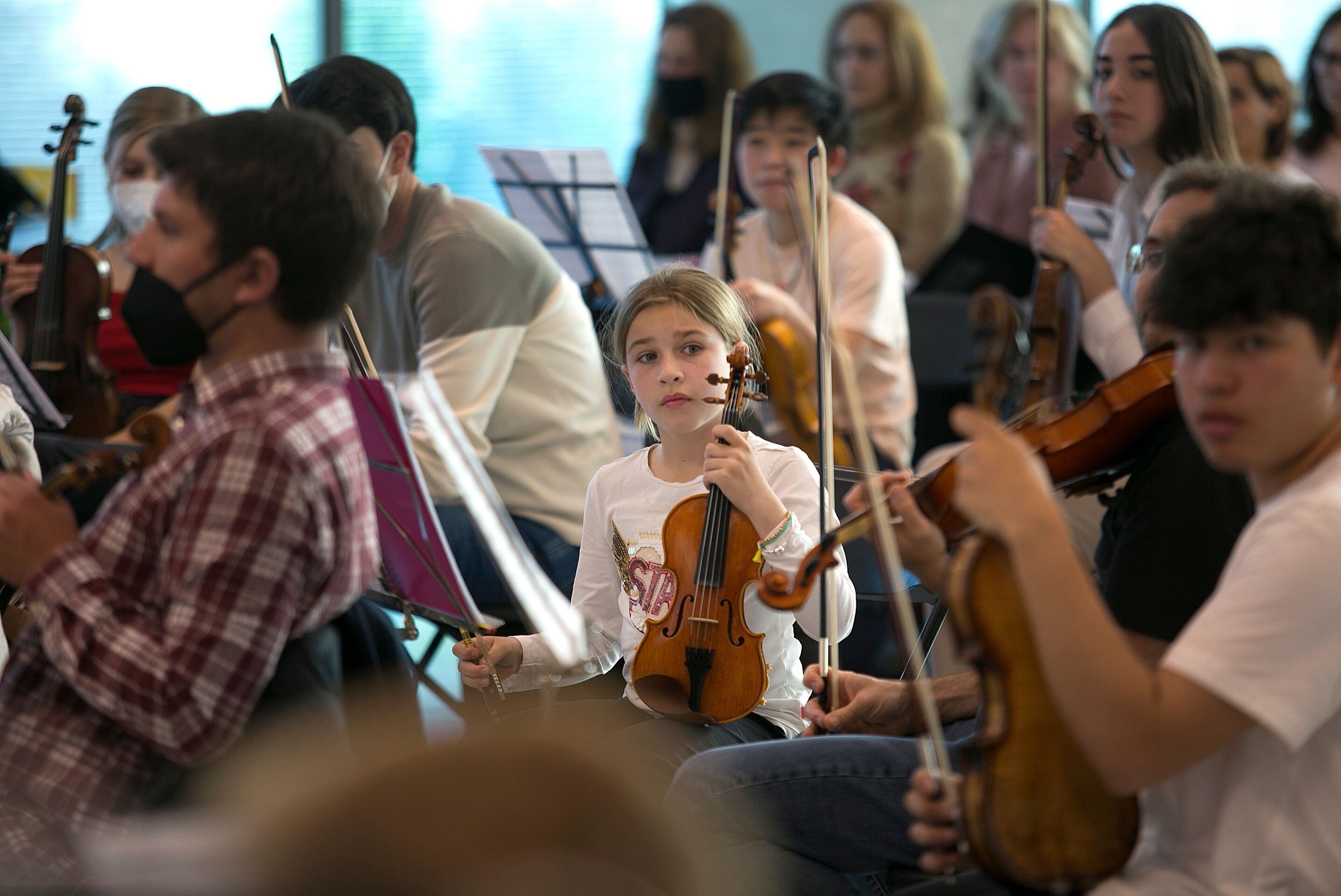 Los músicos de la orquesta han sido seleccionados mediante una audición en línea. 