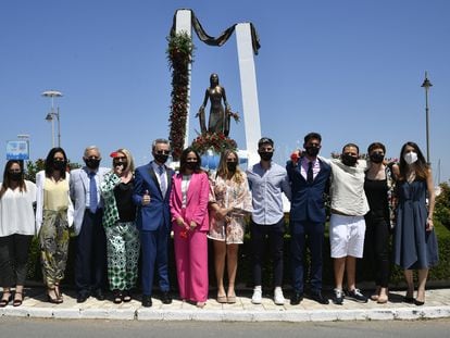 Gloria Mohedano, José Ortega Cano, Gloria Camila Ortega, Rocío Flores y David Flores, acompañados de familiares y allegados a los pies del monumento dedicado a Rocío Jurado en Chipiona, en el 15 aniversario de su fallecimiento, este sábado.