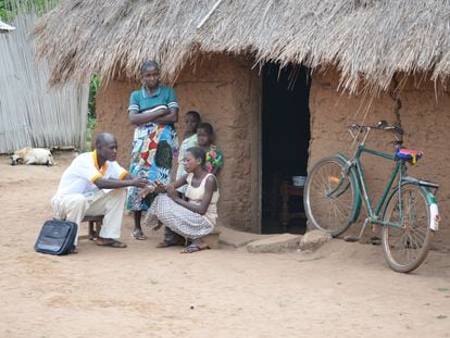 Un médico voluntario de Anesvad va casa por casa en un poblado de Benín (pequeño país al oeste de África) para la detección precoz de úlceras y otras enfermedades comunes.