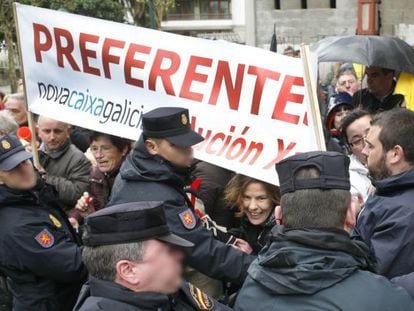 Manifestación de preferentes ante el Parlamento gallego en Santiago, en abril de 2012. 