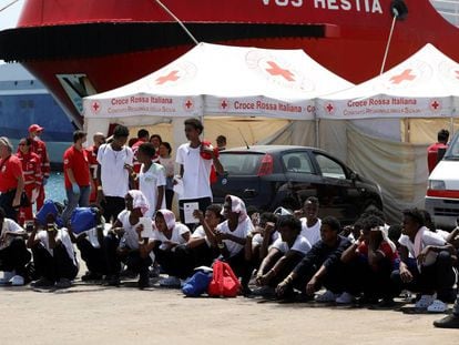 Un grupo de migrantes subsaharianos en el puerto siciliano de Augusta, a principios de agosto.