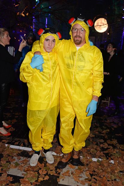 El director Guy Ritchie y su hijo Rocco Ritchie, fruto de su relación con la cantante Madona, acudieron a una fiesta de UNICEF en Londres disfrazados de los protagonistas de la serie 'Breaking Bad'.