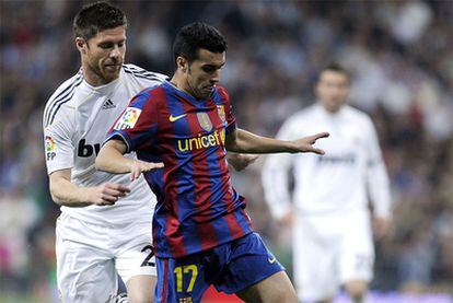 Xabi Alonso y Pedro, durante el clásico de la pasada temporada, en el que el Barça superó al Real Madrid (0-2)