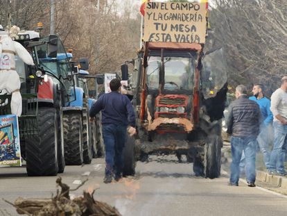 Agricultores manifestándose frente a consejería de Agricultura de Castilla y León, el lunes en Valladolid.