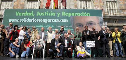 Foto de familia del grupo de artistas e intelectuales que han apoyado el acto de homenaje al juez Baltasar Garzón.