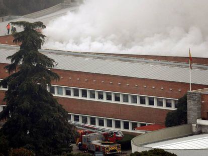 Vista general del incendio del laboratorio de química del Instituto de Ciencias de la Construcción Eduardo Torroja, del Consejo Superior de Investigaciones Científicas (CSIC), en Madrid.