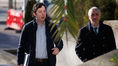 Francisco Nicolás Gómez Iglesias, conocido como el ‘Pequeño Nicolás’ (a la izquierda) y su abogado Juan Carlos Navarro, a su llegada a un juicio en la Audiencia Provincial de Madrid, en febrero.