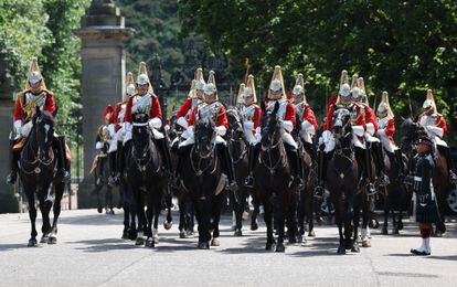 Miembros de la guardia real de caballería Household Cavalry durante la procesión por las calles de Edimburgo. 