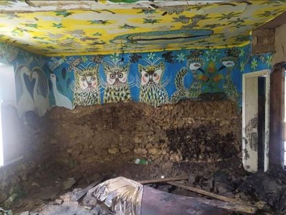 Un mural de la casa de Polina Raiko, destruido tras el desbordamiento del río Dniéper (Ucrania) el pasado junio.