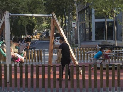 Una familia en uno de los parques de la Supermanzana