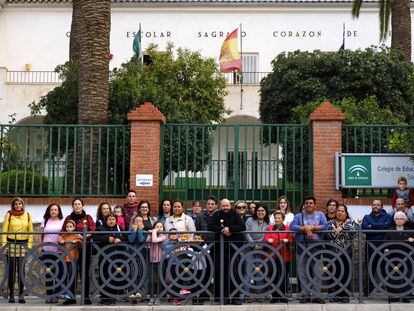 Familias del colegio Sagrado Corazón de Jesús de Tijola (Almería) se reúnen frente al centro para protestar por la falta de profesorado para niños de educación especial.