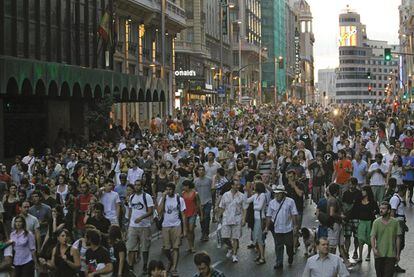 Cientos de personas marchan a la caída de la tarde por la Gran Vía, cortando la calle, después de que la policía les impidiera acceder a la Puerta del Sol.