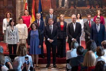 Ximo Puig con el Gobierno valenciano al completo, tras la toma de posesión de los nuevos consejeros.