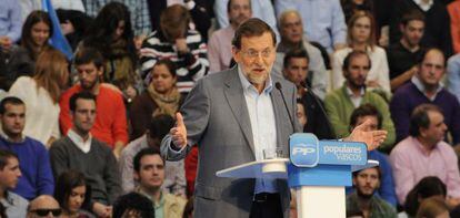 Rajoy se dirige a los asistentes al mitin del PP en Vitoria.