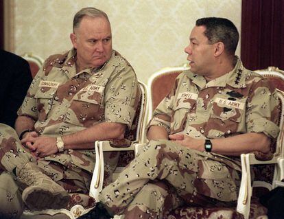 En esta foto de archivo tomada el 23 de diciembre de 1990, el exgeneral del ejército estadounidense Norman Schwarzkopf (izquierda), comandante de las fuerzas estadounidenses en Arabia Saudí, habla con el exgeneral estadounidense Colin Powell, jefe del Estado Mayor Conjunto, en Dahran.